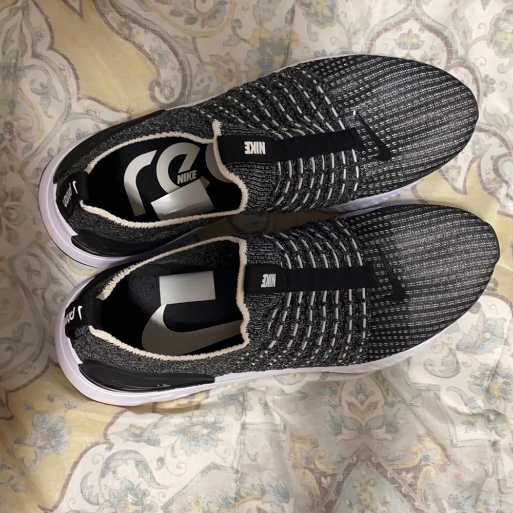 Nike sneakers no laces